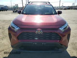 2023 Toyota RAV4 XLE z VIN JTMW1RFV0PD100231, wystawiony jako Copart lot #64131415 z przebiegiem 8 452 mil mil oraz Szkoda całkowita • Salvage title. Historia ofert i sprzedaży dostępna na DreamBid. Obrazek 5.