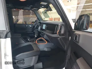 2022 Ford Bronco z VIN 1FMDE5BH1NLB16280, wystawiony jako IAAI lot #42440295 z przebiegiem 37 738 mil mil oraz . Historia ofert i sprzedaży dostępna na DreamBid. Obrazek 5.