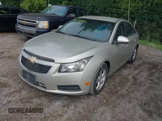 2014 Chevrolet Cruze 1LT z VIN 1G1PC5SB5E7475460, wystawiony jako IAAI lot #42796430 z przebiegiem 173 408 mil mil oraz . Historia ofert i sprzedaży dostępna na DreamBid. Obrazek 2.