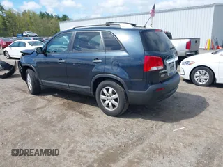 2012 Kia Sorento LX z VIN 5XYKT3A62CG268017, wystawiony jako IAAI lot #42219961 z przebiegiem 113 475 mil mil oraz . Historia ofert i sprzedaży dostępna na DreamBid. Obrazek 3.