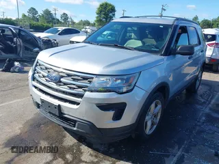 2019 Ford Explorer z VIN 1FM5K7B80KGA18578, wystawiony jako IAAI lot #42408067 z przebiegiem 124 938 mil mil oraz . Historia ofert i sprzedaży dostępna na DreamBid. Obrazek 2.