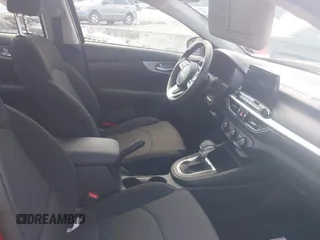 2024 Kia Forte LXS z VIN 3KPF24AD4RE746100, wystawiony jako IAAI lot #42257968 z przebiegiem 34 015 mil mil oraz . Historia ofert i sprzedaży dostępna na DreamBid. Obrazek 5.