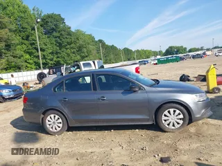 2014 Volkswagen Jetta S z VIN 3VW2K7AJ3EM303858, wystawiony jako IAAI lot #42449072 z przebiegiem 171 959 mil mil oraz . Historia ofert i sprzedaży dostępna na DreamBid. Obrazek 13.