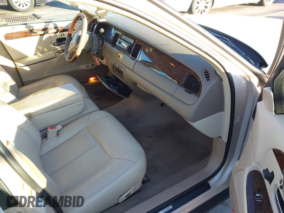 2001 Lincoln Town Car Cartier z VIN 1LNHM83W21Y621003, wystawiony jako IAAI lot #41291516 z przebiegiem 145 455 mil mil oraz . Historia ofert i sprzedaży dostępna na DreamBid. Obrazek 5.