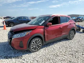 2024 Nissan Kicks SV z VIN 3N1CP5CV0RL521218, wystawiony jako Copart lot #56801265 z przebiegiem 128 784 mil mil oraz Szkoda całkowita • Salvage title. Historia ofert i sprzedaży dostępna na DreamBid. Obrazek 1.