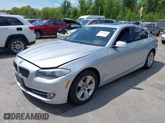 2013 BMW 5 Series 528i xDrive z VIN WBAXH5C50DD109923, wystawiony jako IAAI lot #42328644 z przebiegiem 129 764 mil mil oraz . Historia ofert i sprzedaży dostępna na DreamBid. Obrazek 2.