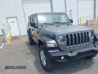 2020 Jeep Wrangler Unlimited Black and Tan z VIN 1C4HJXDG3LW298223, wystawiony jako IAAI lot #42446032 z przebiegiem 17 688 mil mil oraz . Historia ofert i sprzedaży dostępna na DreamBid. Obrazek 1.
