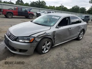 2013 Volkswagen Passat SE z VIN 1VWBP7A3XDC111128, wystawiony jako Copart lot #55552775 z przebiegiem 215 302 mil mil oraz Szkoda całkowita • Salvage title. Historia ofert i sprzedaży dostępna na DreamBid. Obrazek 1.