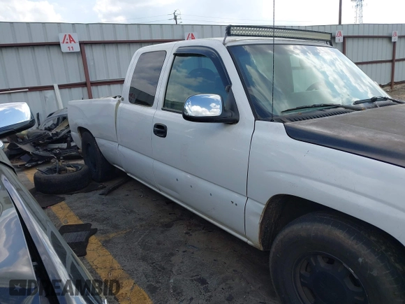 2000 GMC New Sierra 1500 SL with VIN 2GTEC19V9Y1258289, listed as a IAAI auction lot 41946938 with 484,330 mi miles. Bid and sale history available at carsss.com. Image 13.