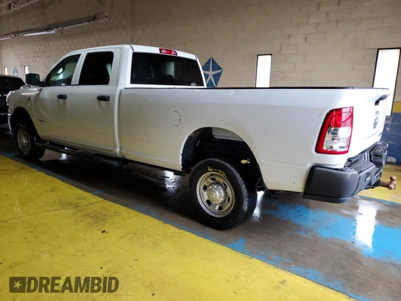 2022 Ram 2500 Tradesman z VIN 3C6UR5HJ9NG298656, wystawiony jako Copart lot #57645875 z przebiegiem 100 101 mil mil oraz Czysty tytuł • Clean title. Historia ofert i sprzedaży dostępna na DreamBid. Obrazek 2.