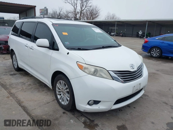 2014 Toyota Sienna XLE z VIN 5TDYK3DC5ES439511, wystawiony jako IAAI lot #41510779 z przebiegiem 218 782 mil mil oraz . Historia ofert i sprzedaży dostępna na DreamBid. Obrazek 1.