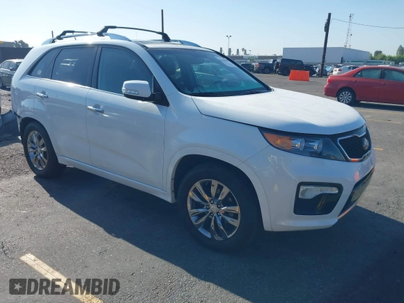 2013 Kia Sorento SX z VIN 5XYKW4A29DG325731, wystawiony jako IAAI lot #42300890 z przebiegiem 62 410 mil mil oraz . Historia ofert i sprzedaży dostępna na DreamBid. Obrazek 1.