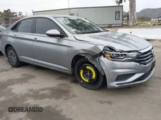 2020 Volkswagen Jetta S z VIN 3VWCB7BU0LM022546, wystawiony jako IAAI lot #42054127 z przebiegiem 57 332 mil mil oraz . Historia ofert i sprzedaży dostępna na DreamBid. Obrazek 1.