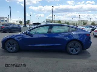 2022 Tesla Model 3 Long Range z VIN 5YJ3E1EBXNF168686, wystawiony jako IAAI lot #41933028 z przebiegiem 57 482 mil mil oraz . Historia ofert i sprzedaży dostępna na DreamBid. Obrazek 14.