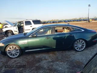 2015 Jaguar XJ Portfolio z VIN SAJWA2GZ3F8V85384, wystawiony jako IAAI lot #40605684 z przebiegiem Nie podano mil oraz . Historia ofert i sprzedaży dostępna na DreamBid. Obrazek 14.