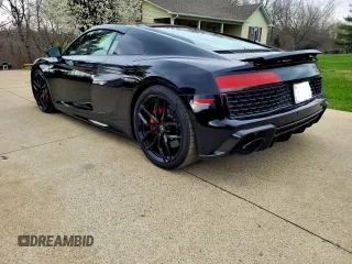 2021 Audi R8 z VIN WUAKBAFX4M7901384, wystawiony jako Copart lot #51984055 z przebiegiem 5 665 mil mil oraz Czysty tytuł • Clean title. Historia ofert i sprzedaży dostępna na DreamBid. Obrazek 3.