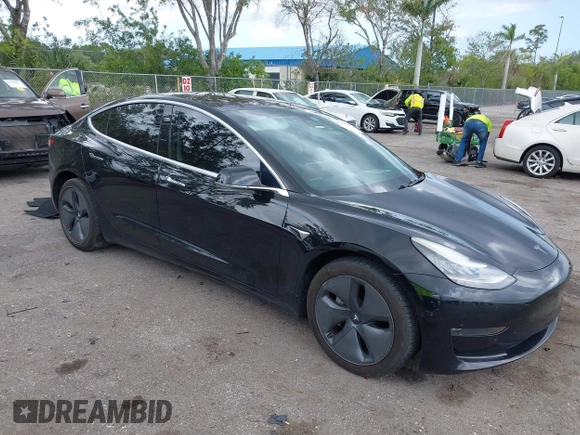 2018 Tesla Model 3 Long Range Battery z VIN 5YJ3E1EA2JF156808, wystawiony jako IAAI lot #42160829 z przebiegiem 106 258 mil mil oraz . Historia ofert i sprzedaży dostępna na DreamBid. Obrazek 1.