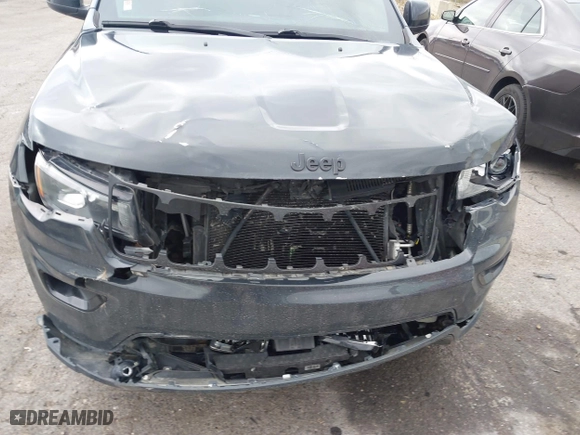 2018 Jeep Grand Cherokee Laredo E with VIN 1C4RJFAG0JC267822, listed as a IAAI auction lot 40876905 with 136,491 mi miles. Bid and sale history available at carsss.com. Image 11.