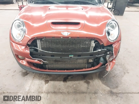 2013 MINI Hardtop S z VIN WMWSV3C56DT476032, wystawiony jako IAAI lot #42265885 z przebiegiem 120 188 mil mil oraz . Historia ofert i sprzedaży dostępna na DreamBid. Obrazek 6.