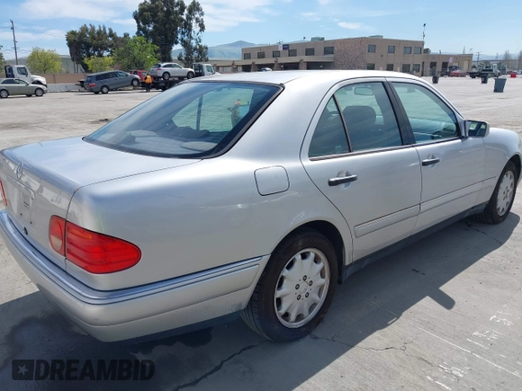 1998 Mercedes-Benz E-Class with VIN WDBJF65F5WA702626, listed as a IAAI auction lot 42014815 with 113,632 mi miles. Bid and sale history available at carsss.com. Image 4.