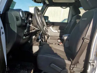 2016 Jeep Wrangler Unlimited Sahara z VIN 1C4HJWEG6GL218719, wystawiony jako Copart lot #56065235 z przebiegiem 96 061 mil mil oraz Szkoda całkowita • Salvage title. Historia ofert i sprzedaży dostępna na DreamBid. Obrazek 7.