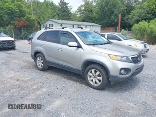 2013 Kia Sorento LX z VIN 5XYKT4A6XDG340167, wystawiony jako IAAI lot #42686915 z przebiegiem 199 740 mil mil oraz . Historia ofert i sprzedaży dostępna na DreamBid. Obrazek 1.