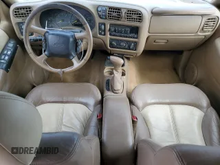 1999 Chevrolet Blazer Trailblazer z VIN 1GNDT13W2X2130625, wystawiony jako Copart lot #50596885 z przebiegiem 187 444 mil mil oraz Czysty tytuł • Clean title. Historia ofert i sprzedaży dostępna na DreamBid. Obrazek 8.
