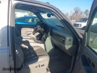 2004 Chevrolet Tahoe LT with VIN 1GNEK13Z74R106289, listed as a IAAI auction lot 41470666 with 211,641 mi miles. Bid and sale history available at carsss.com. Image 5.