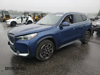 2025 BMW X1 xDrive28i с VIN WBX73EF09S5151728, выставлен на аукционе Copart как лот 57975415 с пробегом 4 885 миль миль и Списание • Salvage title. История ставок и продаж доступна на DreamBid. Изображение 1.