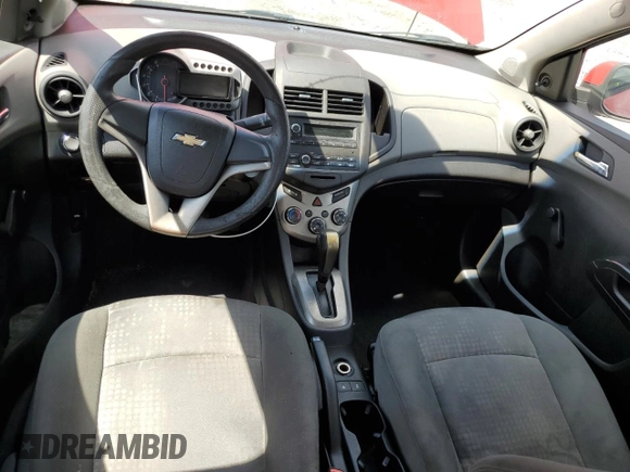 2012 Chevrolet Sonic LS z VIN 1G1JA5SH2C4174661, wystawiony jako Copart lot #56650635 z przebiegiem 128 258 mil mil oraz Szkoda całkowita • Salvage title. Historia ofert i sprzedaży dostępna na DreamBid. Obrazek 8.