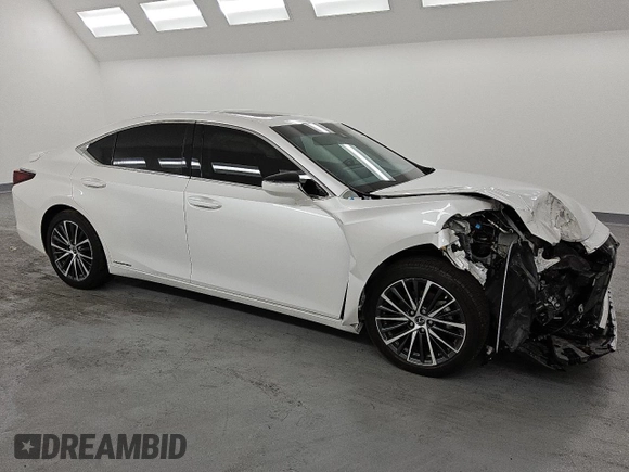 2022 Lexus ES 300h z VIN 58ADA1C18NU020705, wystawiony jako Copart lot #47901355 z przebiegiem 27 507 mil mil oraz Czysty tytuł • Clean title. Historia ofert i sprzedaży dostępna na DreamBid. Obrazek 4.