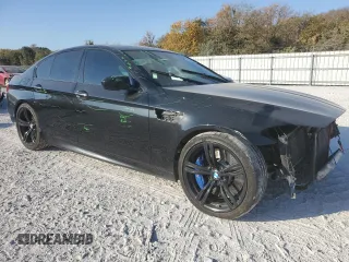 2015 BMW M5 z VIN WBSFV9C52FD594673, wystawiony jako Copart lot #77460894 z przebiegiem 131 755 mil mil oraz Czysty tytuł • Clean title. Historia ofert i sprzedaży dostępna na DreamBid. Obrazek 4.