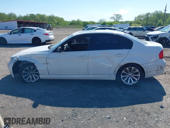2011 BMW 3 Series 328i z VIN WBAPH5C55BF093784, wystawiony jako IAAI lot #42215106 z przebiegiem 119 577 mil mil oraz . Historia ofert i sprzedaży dostępna na DreamBid. Obrazek 14.