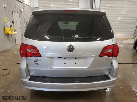 2010 Volkswagen Routan SE with VIN 2V4RW3D18AR202351, listed as a Copart auction lot 77172724 with 166,999 mi miles and Clean Title. Bid and sale history available at carsss.com. Image 6.