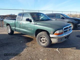 2000 Dodge Dakota with VIN 1B7GL22X5YS662653, listed as a IAAI auction lot 41297493 with 260,328 mi miles. Bid and sale history available at carsss.com. Image 1.