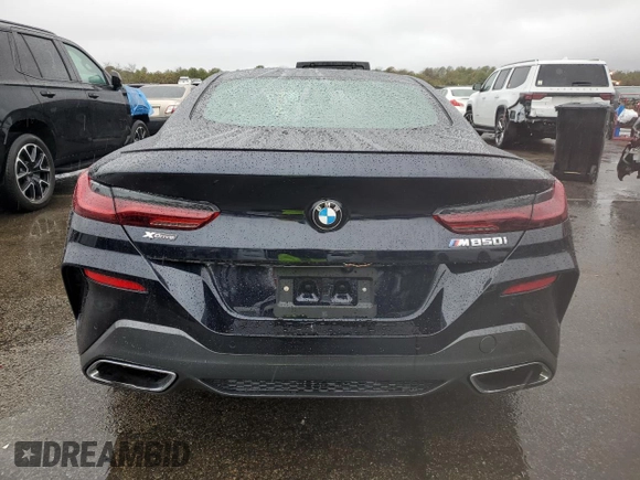 2025 BMW 8 Series M850i xDrive z VIN WBABC4C01SCT38959, wystawiony jako Copart lot #81842724 z przebiegiem Nie podano mil oraz Szkoda całkowita • Salvage title. Historia ofert i sprzedaży dostępna na DreamBid. Obrazek 6.