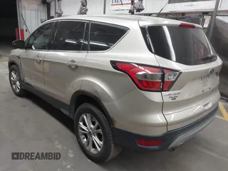 2017 Ford Escape SE z VIN 1FMCU0GD5HUD42585, wystawiony jako IAAI lot #41736097 z przebiegiem 72 501 mil mil oraz . Historia ofert i sprzedaży dostępna na DreamBid. Obrazek 3.