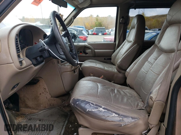 1999 GMC Safari z VIN 1GKEL19W4XB506220, wystawiony jako Copart lot #77257424 z przebiegiem 151 966 mil mil oraz Czysty tytuł • Clean title. Historia ofert i sprzedaży dostępna na DreamBid. Obrazek 7.