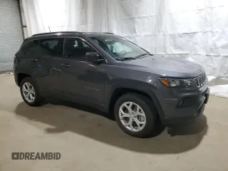 2024 Jeep Compass Latitude z VIN 3C4NJDBN3RT120345, wystawiony jako Copart lot #45423375 z przebiegiem 985 mil mil oraz Czysty tytuł • Clean title. Historia ofert i sprzedaży dostępna na DreamBid. Obrazek 4.