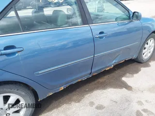 2002 Toyota Camry XLE z VIN 4T1BF32K12U522103, wystawiony jako IAAI lot #42047263 z przebiegiem 293 503 mil mil oraz . Historia ofert i sprzedaży dostępna na DreamBid. Obrazek 6.