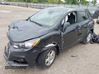 2020 Chevrolet Trax LS z VIN 3GNCJKSB3LL169352, wystawiony jako IAAI lot #42265216 z przebiegiem 19 926 mil mil oraz . Historia ofert i sprzedaży dostępna na DreamBid. Obrazek 2.