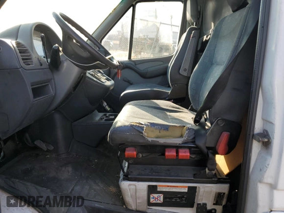 2005 Freightliner Sprinter z VIN WDYPD544755837565, wystawiony jako Copart lot #75308584 z przebiegiem 383 888 mil mil oraz Czysty tytuł • Clean title. Historia ofert i sprzedaży dostępna na DreamBid. Obrazek 7.