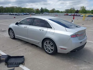 2015 Lincoln MKZ z VIN 3LN6L2GK5FR622117, wystawiony jako IAAI lot #42164455 z przebiegiem 167 156 mil mil oraz . Historia ofert i sprzedaży dostępna na DreamBid. Obrazek 3.