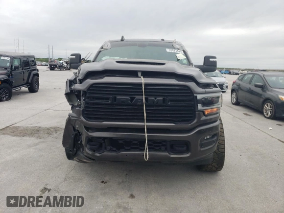 2024 Ram 2500 Laramie z VIN 3C6UR5NL3RG223592, wystawiony jako Copart lot #53073445 z przebiegiem 21 675 mil mil oraz Szkoda całkowita • Salvage title. Historia ofert i sprzedaży dostępna na DreamBid. Obrazek 5.