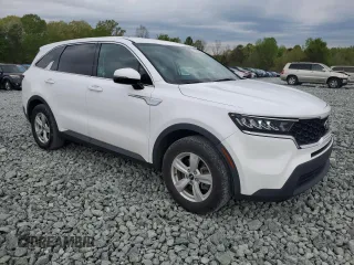 2021 Kia Sorento LX z VIN 5XYRG4LC3MG022168, wystawiony jako Copart lot #52895075 z przebiegiem 93 914 mil mil oraz Szkody całkowita. Historia ofert i sprzedaży dostępna na DreamBid. Obrazek 4.