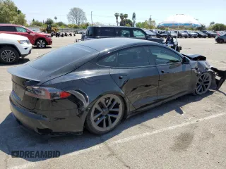 2022 Tesla Model S Plaid z VIN 5YJSA1E62NF471696, wystawiony jako Copart lot #56249555 z przebiegiem Nie podano mil oraz Szkoda całkowita • Salvage title. Historia ofert i sprzedaży dostępna na DreamBid. Obrazek 3.