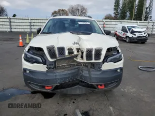2019 Jeep Cherokee Trailhawk z VIN 1C4PJMBX2KD152628, wystawiony jako Copart lot #51650595 z przebiegiem 67 660 mil mil oraz Nie do naprawy. Historia ofert i sprzedaży dostępna na DreamBid. Obrazek 5.