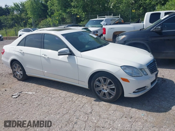 2013 Mercedes-Benz E 350 Luxury z VIN WDDHF5KB9DA733604, wystawiony jako IAAI lot #42514039 z przebiegiem 131 047 mil mil oraz . Historia ofert i sprzedaży dostępna na DreamBid. Obrazek 1.