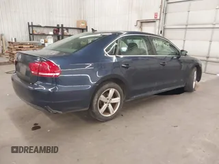 2013 Volkswagen Passat SE z VIN 1VWBH7A32DC020111, wystawiony jako IAAI lot #41889575 z przebiegiem 104 000 mil mil oraz . Historia ofert i sprzedaży dostępna na DreamBid. Obrazek 4.