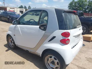 2013 Smart fortwo Pure с VIN WMEEJ3BA4DK659771, выставлен на аукционе IAAI как лот 42706902 с пробегом 83 675 миль миль и . История ставок и продаж доступна на DreamBid. Изображение 3.